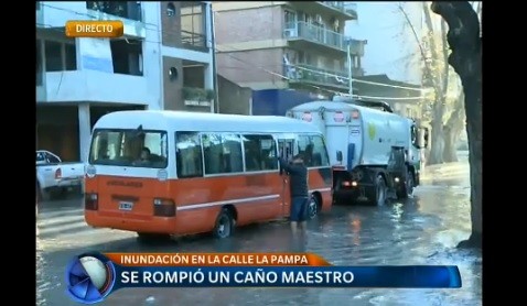 Inundación en las calles de Belgrano por la rotura de un caño maestro