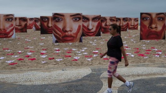 Extienden 420 bombachas en la playa de Copacabana en protesta contra violaciones