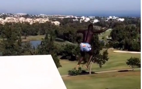 "La idiotez del año": las críticas al futbolista de Milán que saltó desde el balcón a la pileta