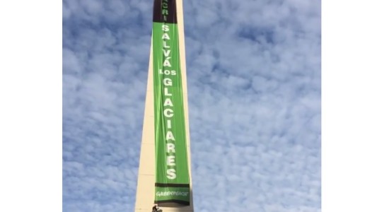 Detuvieron a activistas de Greenpeace que escalaron el Obelisco