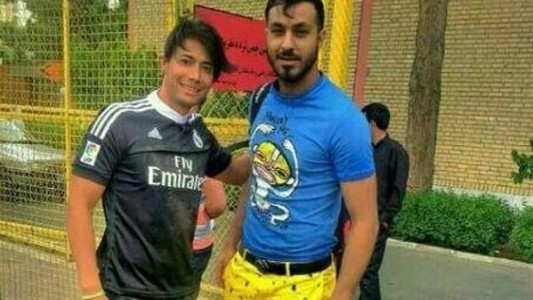 Suspendieron a un futbolista por aparecer en público con pantalones de Bob Esponja