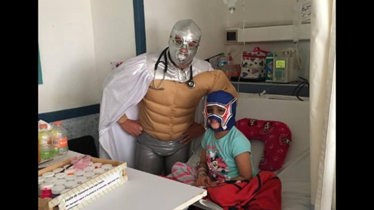 El médico que lucha contra la leucemia disfrazado de superhéroe