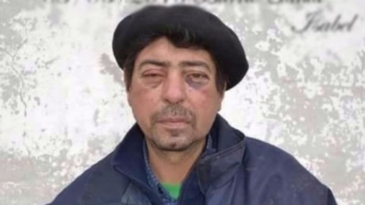 Le pidió a unos policías que dejen de mirar el celular y recibió una brutal golpiza