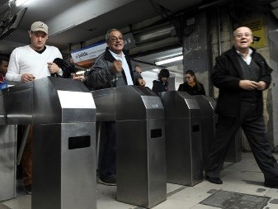 Molinetes liberados en Subte de Constitución contra las máquinas expendedoras de boletos