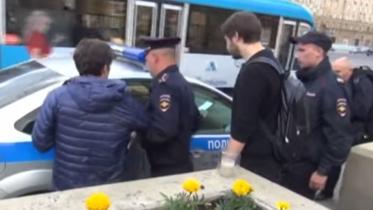 Video: Detienen a una pareja gay en Moscú cuando intentaba dejar unas velas para homenajear a las víctimas de la masacre en Orlando
