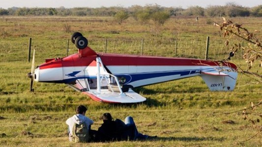 Cayó una avioneta al costado de la Autopista Buenos Aires-La Plata