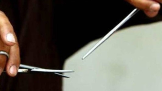 Se amputó el pene luego de que lo abandonara su esposa