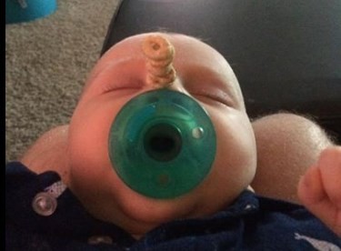 Desafío viral: los padres juegan con aritos de cereal sobre la cabeza de sus bebés