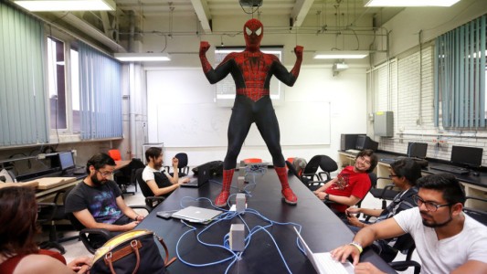 "Spidermoi": El profesor mexicano que da clase disfrazado de Hombre Araña para que le presten atención