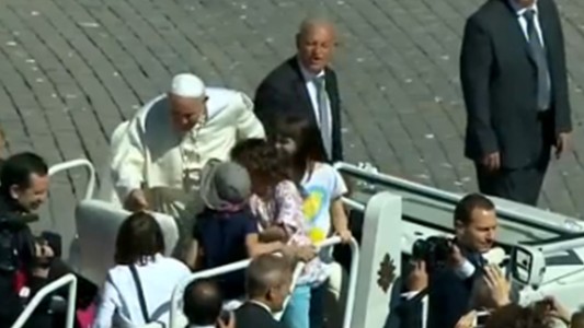 El papa Francisco subió a cuatro nenes al papamóvil