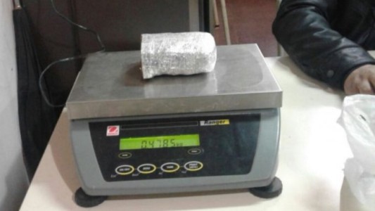 Misiones: sorprendieron a un estudiante de 14 años vendiendo marihuana en el recreo