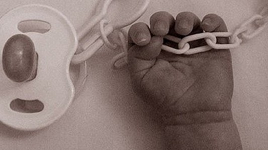 Una beba fue rechazada por su madre y abuela y la adoptaron en trámite sumario