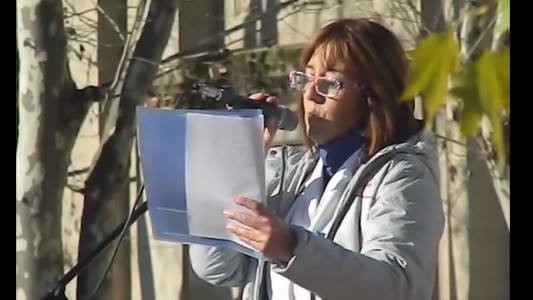 Video: abuchearon a una docente que criticó al Gobierno durante su discurso por el Día de la bandera