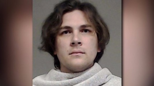 Un padre olvidó a su bebé en el auto bajo el sol y después lo metió en la heladera