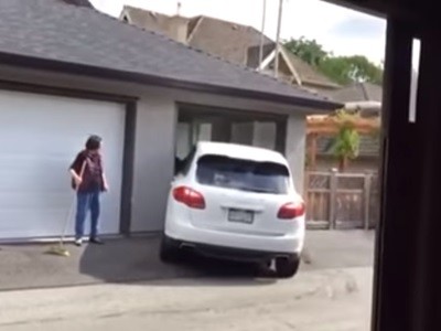 #EsViral Sacó el auto, chocó, pero no pudo esconderlo