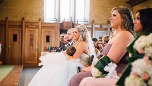 Foto viral: la novia que amamanó a su beba en pleno casamiento, en la iglesia