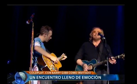 Un encuentro lleno de emoción: Coldplay cantó junto a Barry Gibb