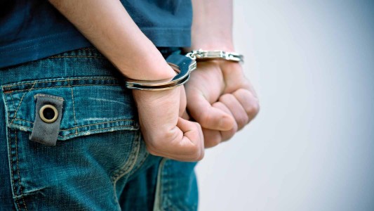 Arrestaron por robo a un adolescente de 13 años, lo soltaron y lo volvieron a detener a la media hora