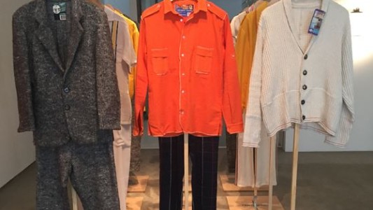 Arte y moda: ¿usarías un traje hecho con trapos de piso?