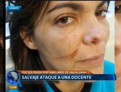 Retó a una alumna porque usaba un celular en clase y recibió una brutal golpiza