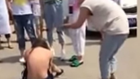 Chinas despechadas:  golpearon, desnudaron y escracharon a la amante de sus maridos