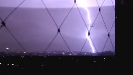 Video: el momento en el que cae un rayo en Aeroparque
