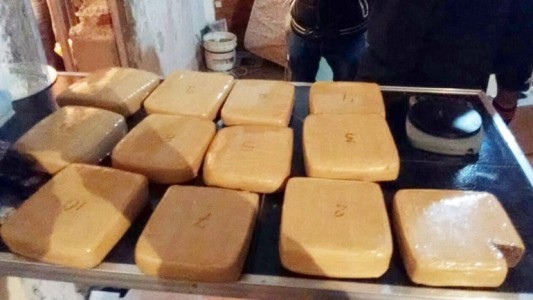 Encontró unas bolsas de su hijo y llamó a la policía: había 8 kilos de droga