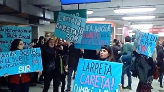 Con un "silbatazo" en la línea B, universitarios reclamaron un boleto estudiantil