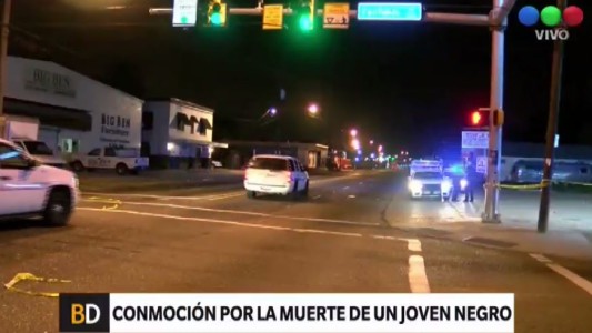 Conmoción en EE.UU: un policía mató a un hombre negro de cuatro disparos