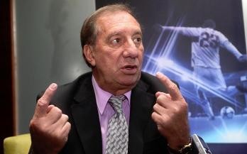 "¿Quién es Sampaoli?", cuestionó Bilardo, quien se autopostuló para la Selección