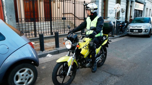 Agentes de tránsito en moto y con cámaras en los cascos captan hasta 40 mil infracciones por mes