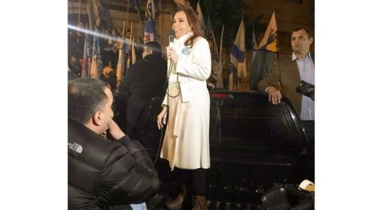 Cristina habló subida a una camioneta: "Tarde o temprano, la Patria siempre vence"