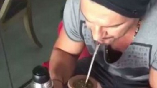 El video de Ricardo Arjona cebando mate