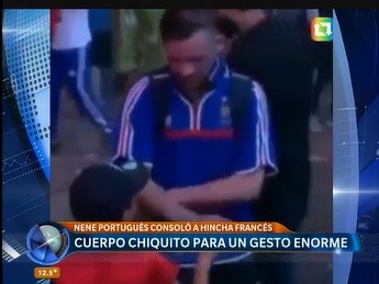 El consuelo de un chico portugués a un hincha francés