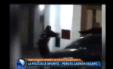 La policía le apuntó pero el ladró escapó