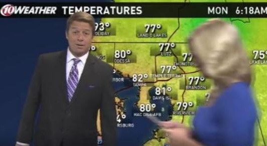 Una periodista interrumpió una transmisión en vivo buscando su "Pokémon GO"