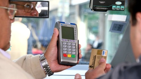 Unos 1.000 taxistas porteños podrán cobrar con tarjeta