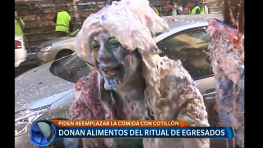 Donan alimentos por el ritual de egresados