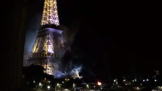 Reportan un incendio en la base de la Torre Eiffel
