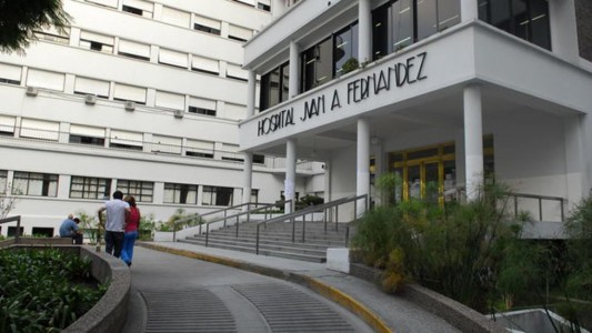 Un hombre irrumpió en el Hospital Fernández y agredió a los médicos con un palo