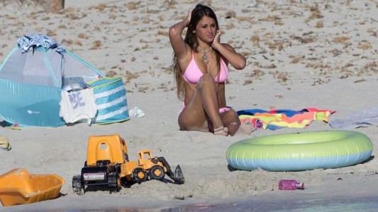 Furor en Ibiza por Antonella en bikini rosa