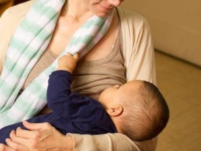 Organizan una "teteada" contra policías que impidieron amamantar en público a una madre