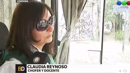 La colectivera que ofrece libros a los chicos para que lean en el viaje