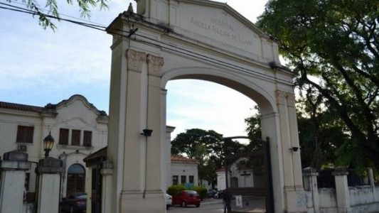 Encuentran a una beba abandonada con una tapa de plástico en la boca