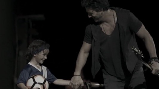 Ricardo Arjona presentó "Nada es como tú" junto a su hijo Nico
