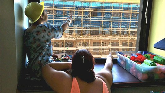 Un albañil esconde a Wally cada día en la obra de enfrente de un hospital infantil