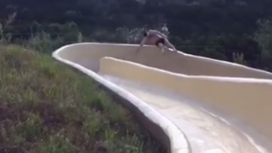 Salió volando de un tobogán acuático y cayó por un acantilado