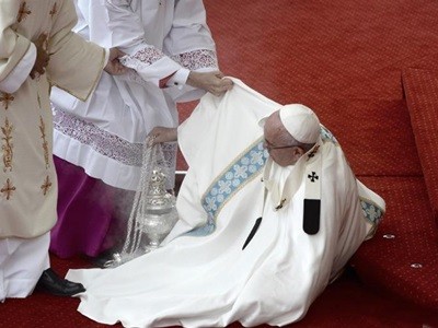 Tropezón y caída del Papa en Polonia: no sufrió lesiones
