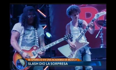 Slash apareció por sorpresa en una academia de música para chicos