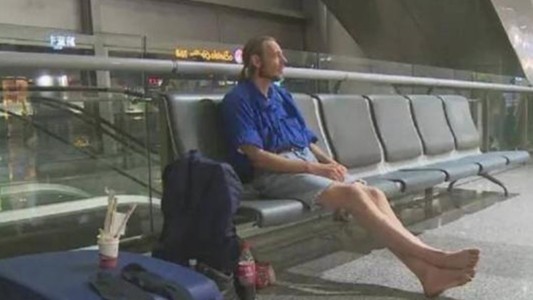 Esperó una cita durante 10 días en un aeropuerto y tuvo que ser hospitalizado